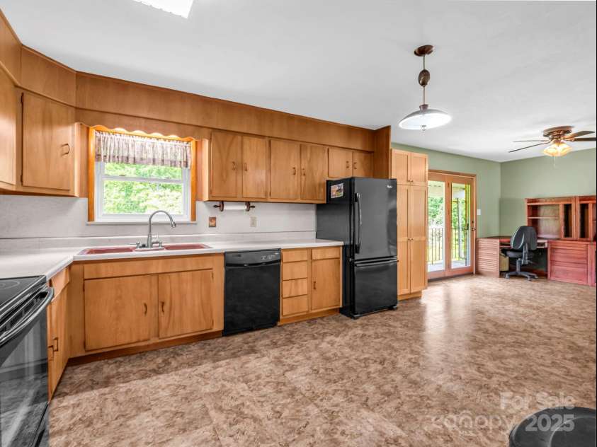 14 Monte Vista Place, Candler, NC 28715.  MLS# CAR4281379, YatesRealty ID 1226. Large kitchen w/wooden cabinets