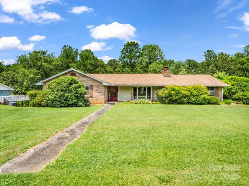 14 Monte Vista Place, Candler, NC 28715.  MLS# CAR4281379, YatesRealty ID 1226. Lovely front of 14 Monte Vista