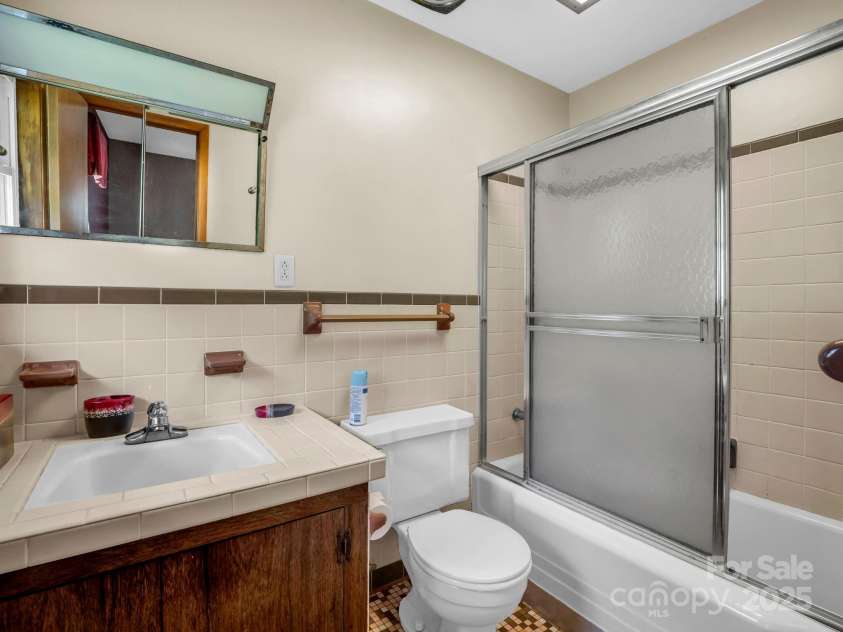 14 Monte Vista Place, Candler, NC 28715.  MLS# CAR4281379, YatesRealty ID 1226. Primary ensuite features full private tub