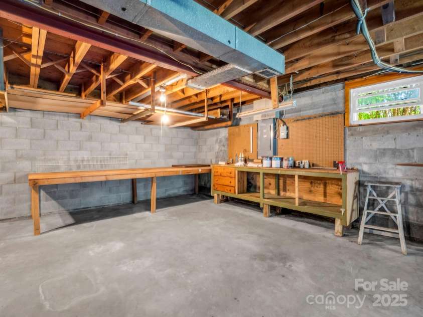 14 Monte Vista Place, Candler, NC 28715.  MLS# CAR4281379, YatesRealty ID 1226. Work bech w/storage