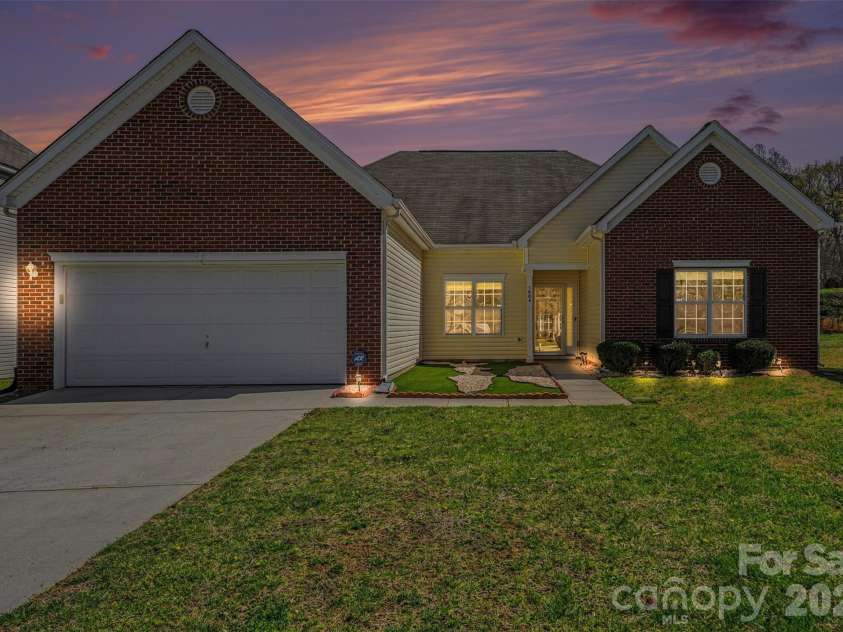 1604 Swan Drive, Charlotte, NC 28216.  MLS# CAR4358962, YatesRealty ID 12261. 
