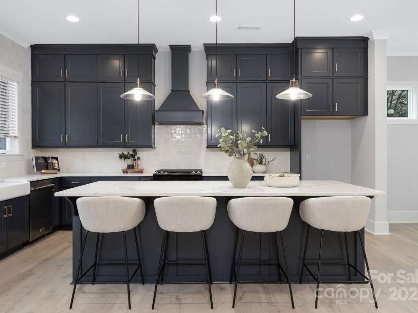 600 Campus Street, Charlotte, NC 28216.  MLS# CAR4221386, YatesRealty ID 12261. 