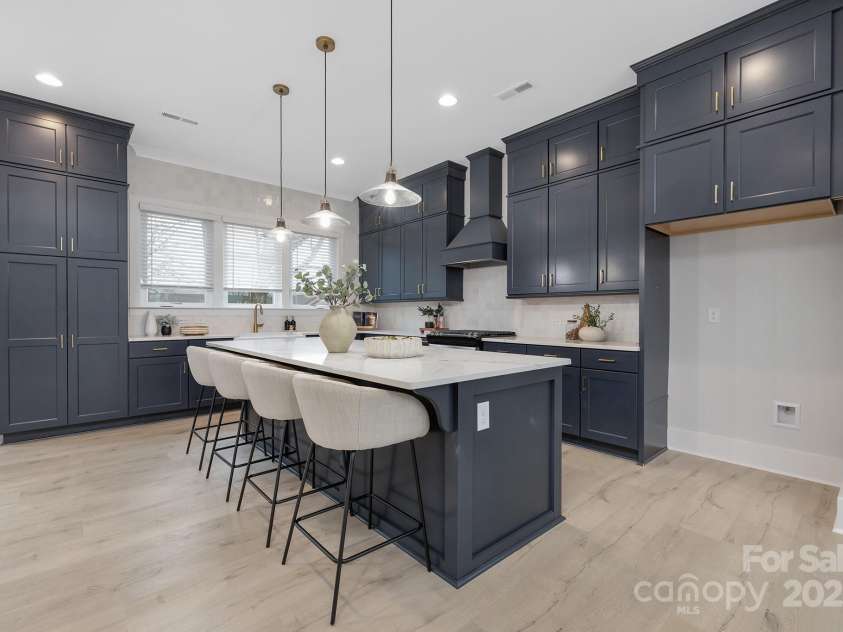 600 Campus Street, Charlotte, NC 28216.  MLS# CAR4221386, YatesRealty ID 12261. 
