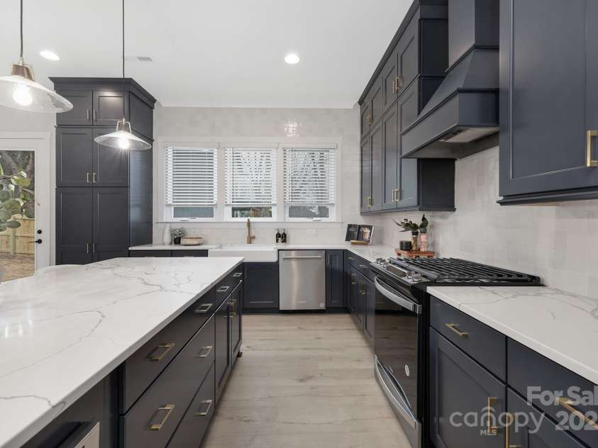 600 Campus Street, Charlotte, NC 28216.  MLS# CAR4221386, YatesRealty ID 12261. 