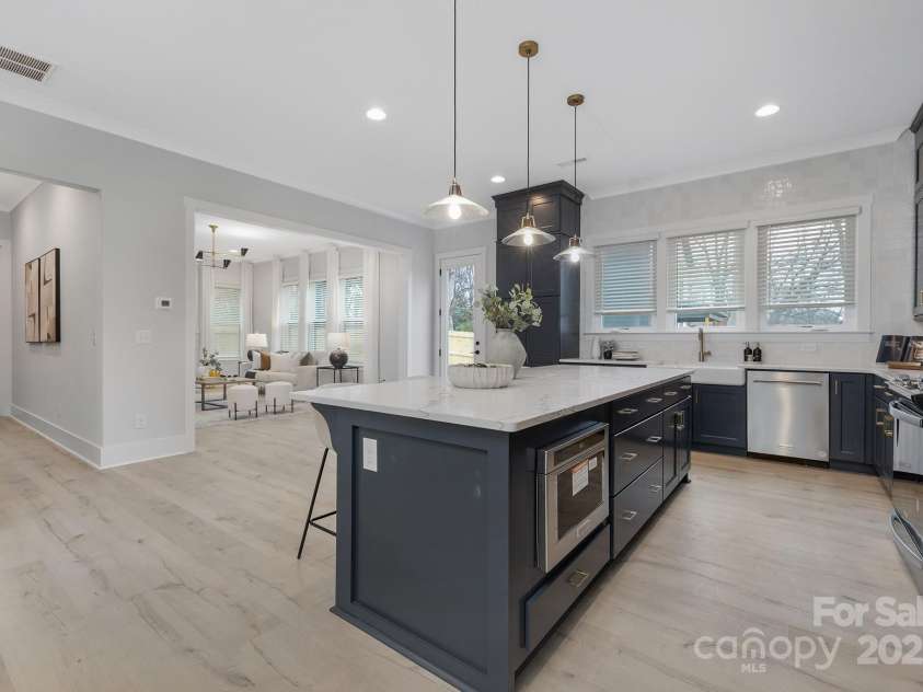 600 Campus Street, Charlotte, NC 28216.  MLS# CAR4221386, YatesRealty ID 12261. 