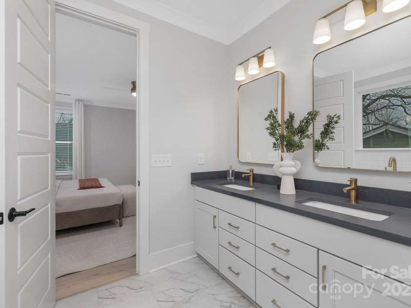 600 Campus Street, Charlotte, NC 28216.  MLS# CAR4221386, YatesRealty ID 12261. 