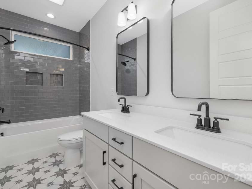 600 Campus Street, Charlotte, NC 28216.  MLS# CAR4221386, YatesRealty ID 12261. 