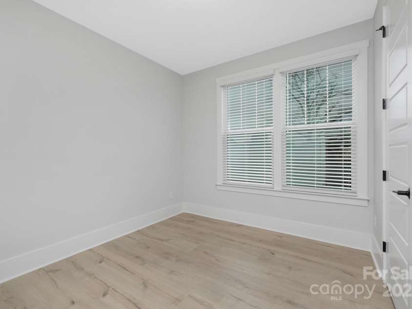 600 Campus Street, Charlotte, NC 28216.  MLS# CAR4221386, YatesRealty ID 12261. 