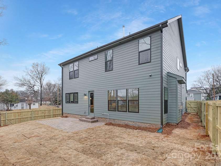 600 Campus Street, Charlotte, NC 28216.  MLS# CAR4221386, YatesRealty ID 12261. 
