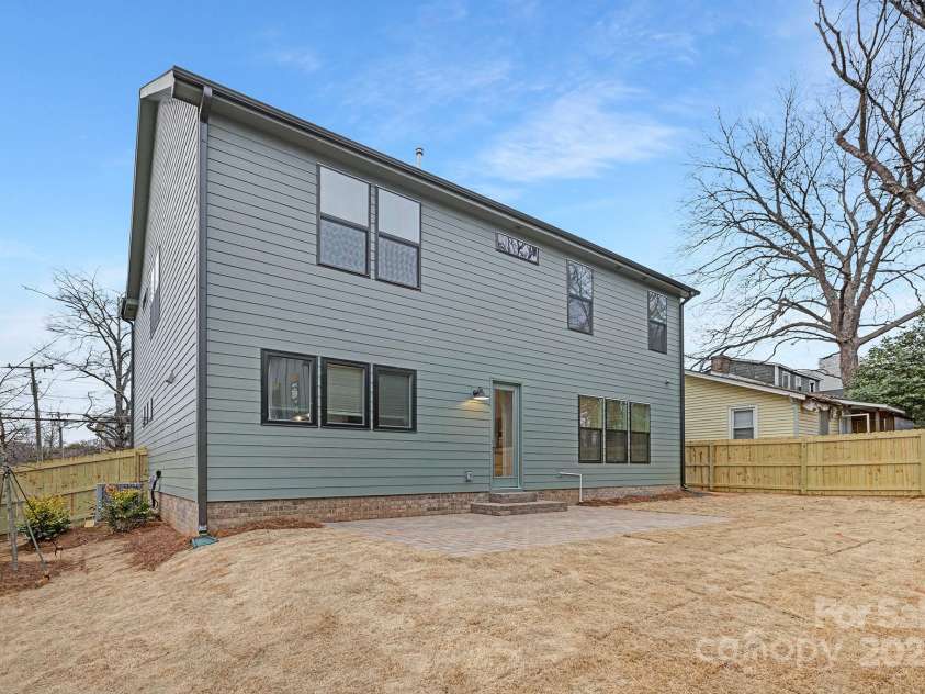 600 Campus Street, Charlotte, NC 28216.  MLS# CAR4221386, YatesRealty ID 12261. 