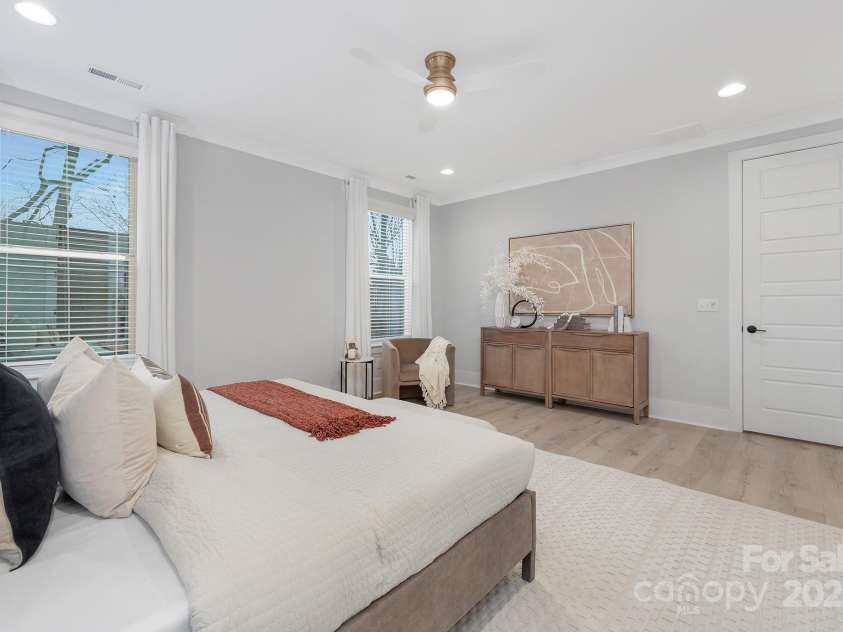 600 Campus Street, Charlotte, NC 28216.  MLS# CAR4331545, YatesRealty ID 12261. 