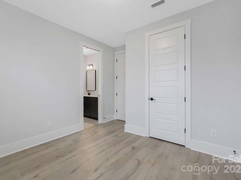 600 Campus Street, Charlotte, NC 28216.  MLS# CAR4331545, YatesRealty ID 12261. 