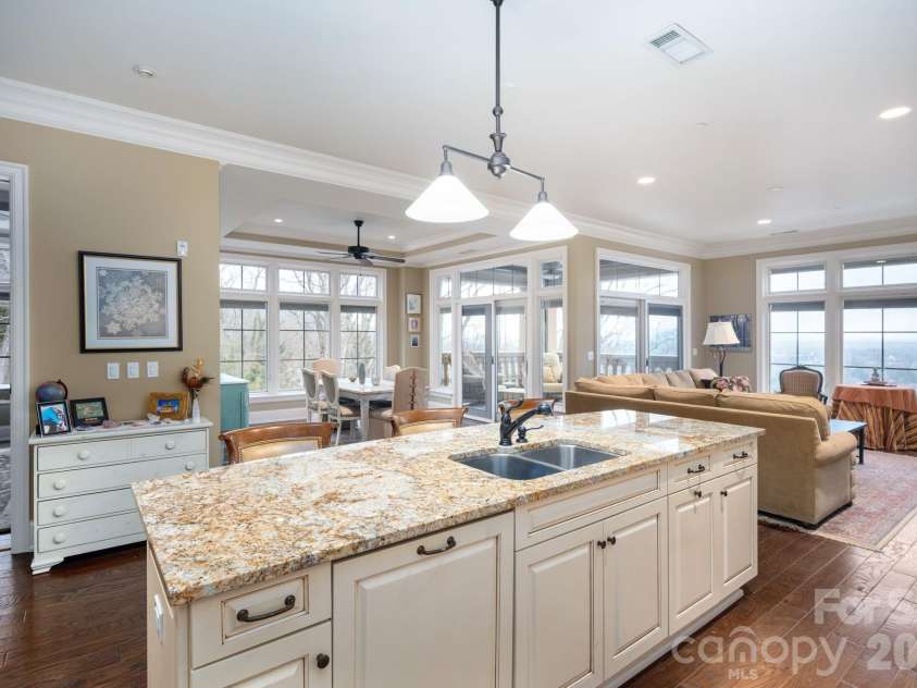 288 Macon Avenue, Asheville, NC 28804.  MLS# CAR4343103, YatesRealty ID 12265. 