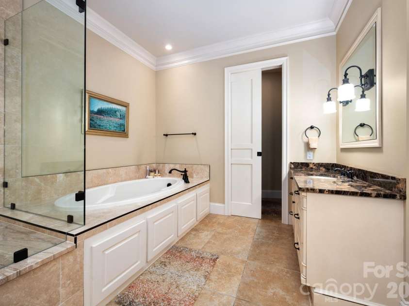 288 Macon Avenue, Asheville, NC 28804.  MLS# CAR4343103, YatesRealty ID 12265. Primary Bath