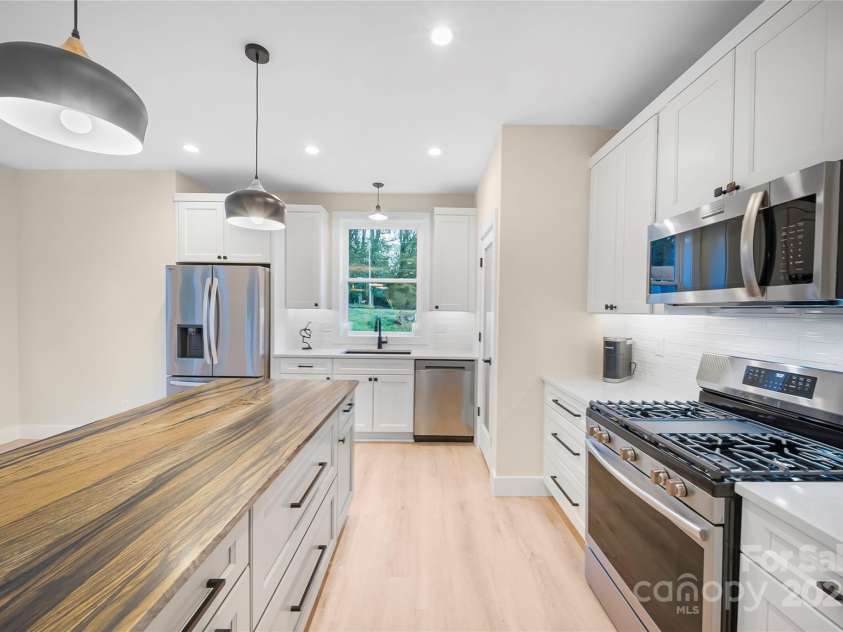 20 Rash Road, Asheville, NC 28806.  MLS# CAR4308785, YatesRealty ID 12266. 