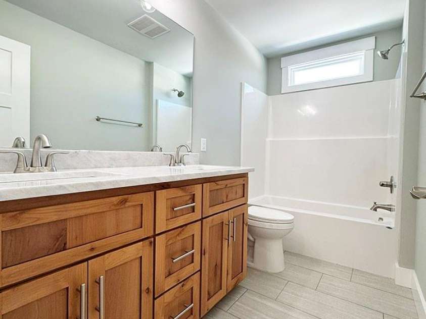 3635 46th Avenue, Hickory, NC 28601.  MLS# CAR4335990, YatesRealty ID 1227. Upper Full Bathroom