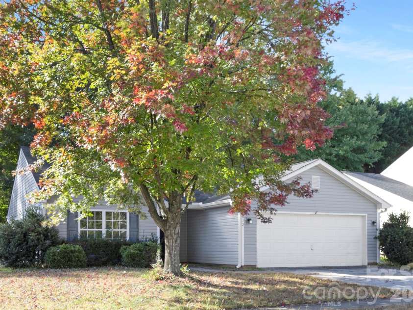 2012 Pheasant Glen Road, Charlotte, NC 28214.  MLS# CAR4365870, YatesRealty ID 12277. 