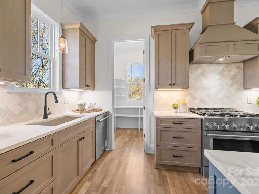 1824 Haines Street, Charlotte, NC 28216.  MLS# CAR4222128, YatesRealty ID 12278. Kitchen