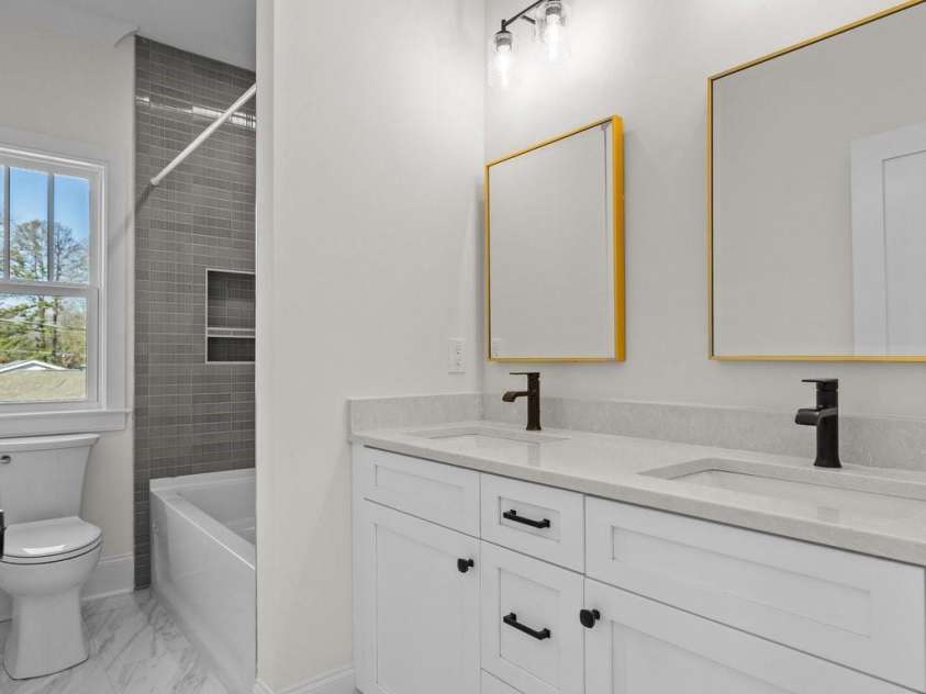 1824 Haines Street, Charlotte, NC 28216.  MLS# CAR4222128, YatesRealty ID 12278. Upstairs hall full bath