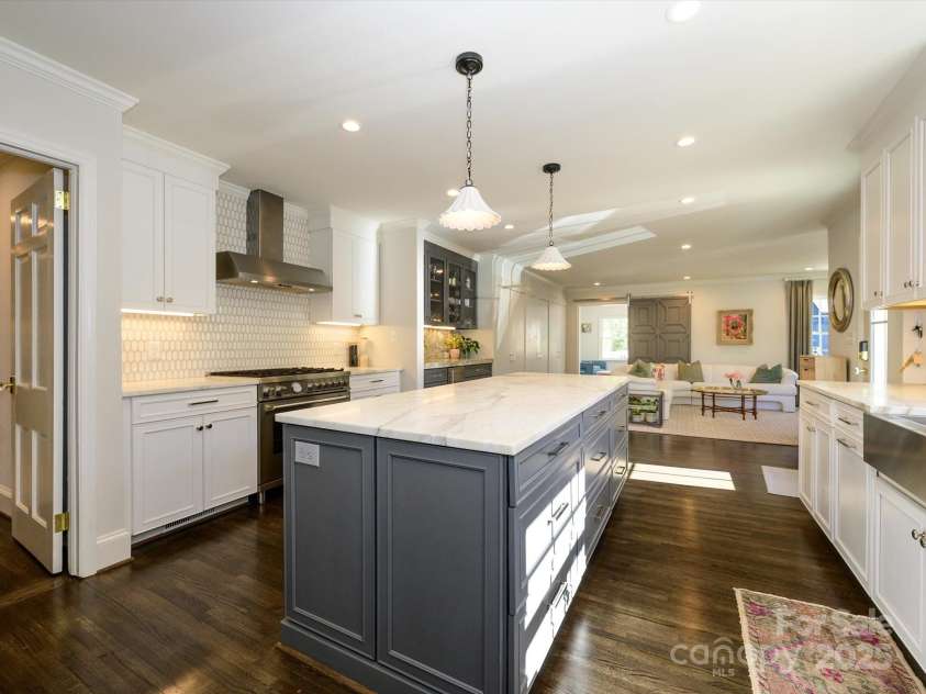 365 Anthony Circle, Charlotte, NC 28211.  MLS# CAR4226352, YatesRealty ID 1228. 