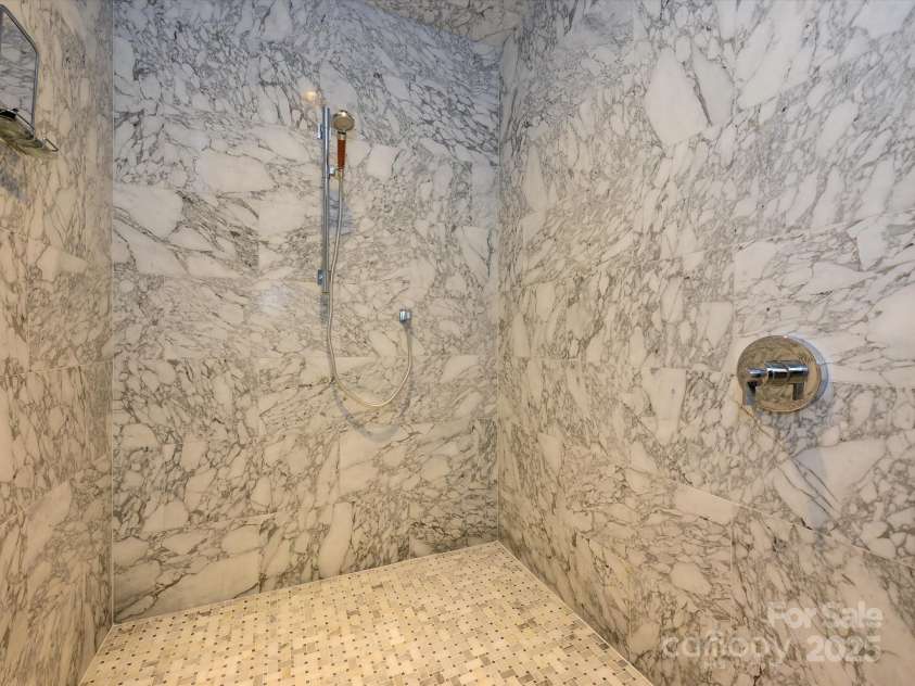 365 Anthony Circle, Charlotte, NC 28211.  MLS# CAR4226352, YatesRealty ID 1228. 