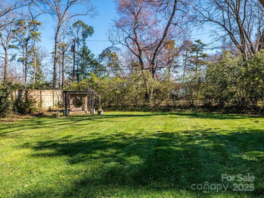 365 Anthony Circle, Charlotte, NC 28211.  MLS# CAR4226352, YatesRealty ID 1228. 