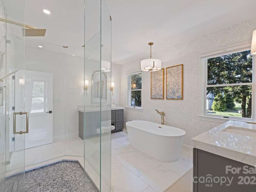 356 Yacht Road, Mooresville, NC 28117.  MLS# CAR4249554, YatesRealty ID 12280. Main Level Primary Bathroom