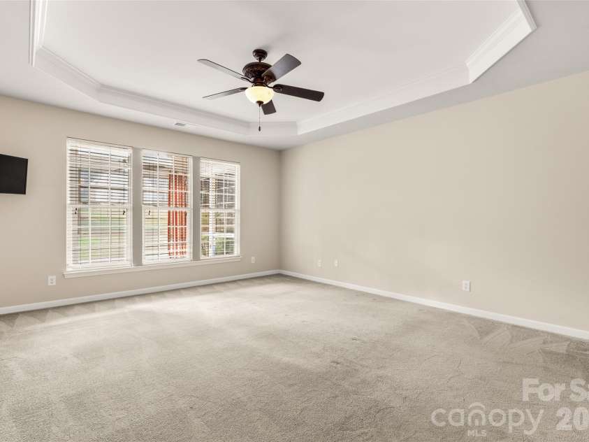 9332 Whistling Straits Drive, Fort Mill, SC 29707.  MLS# CAR4332758, YatesRealty ID 12280. Large primary bedroom with tray ceiling , ceiling fan
