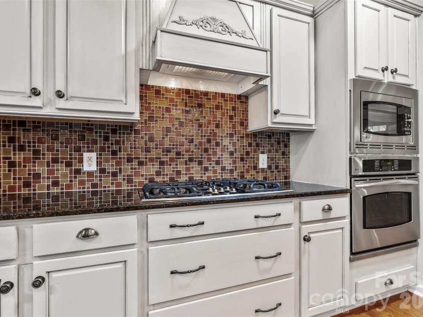 9332 Whistling Straits Drive, Fort Mill, SC 29707.  MLS# CAR4332758, YatesRealty ID 12280. Tile backsplash, lots of counter space