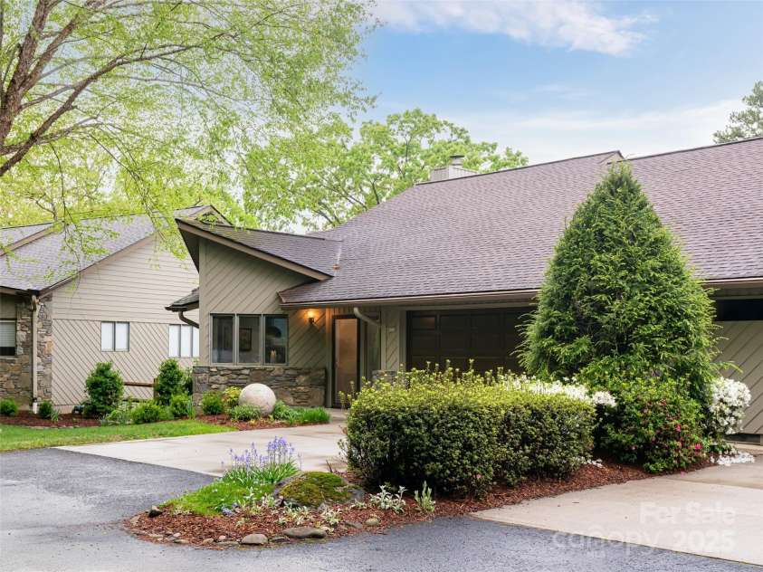 1901 Timber Trail, Asheville, NC 28804.  MLS# CAR4252207, YatesRealty ID 12288. Beautifully landscaped yard welcomes you to 1901 Timber Trail.