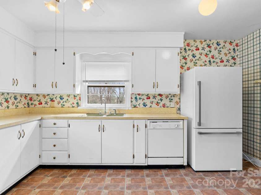 74 Clarendon Road, Asheville, NC 28806.  MLS# CAR4225273, YatesRealty ID 1229. 