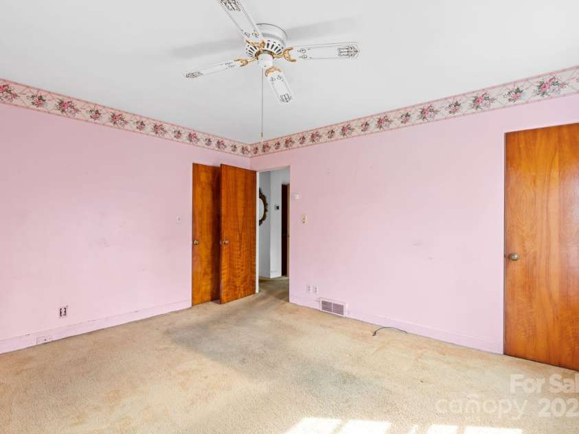 74 Clarendon Road, Asheville, NC 28806.  MLS# CAR4225273, YatesRealty ID 1229. 