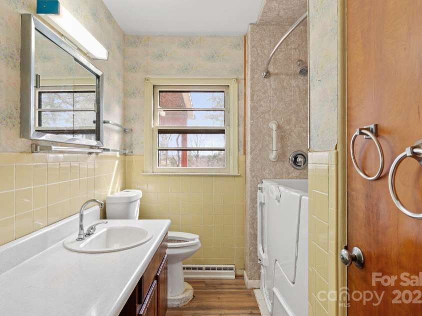 74 Clarendon Road, Asheville, NC 28806.  MLS# CAR4225273, YatesRealty ID 1229. 