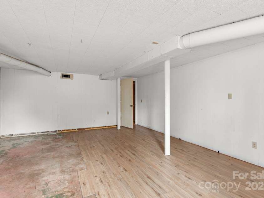 74 Clarendon Road, Asheville, NC 28806.  MLS# CAR4225273, YatesRealty ID 1229. 