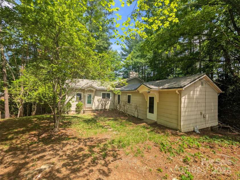 51 Woodland Hills Drive, Burnsville, NC 28714.  MLS# CAR4208375, YatesRealty ID 12290. 