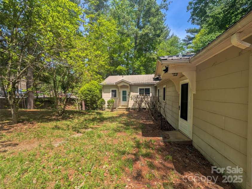 51 Woodland Hills Drive, Burnsville, NC 28714.  MLS# CAR4208375, YatesRealty ID 12290. 