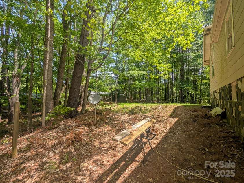 51 Woodland Hills Drive, Burnsville, NC 28714.  MLS# CAR4208375, YatesRealty ID 12290. 