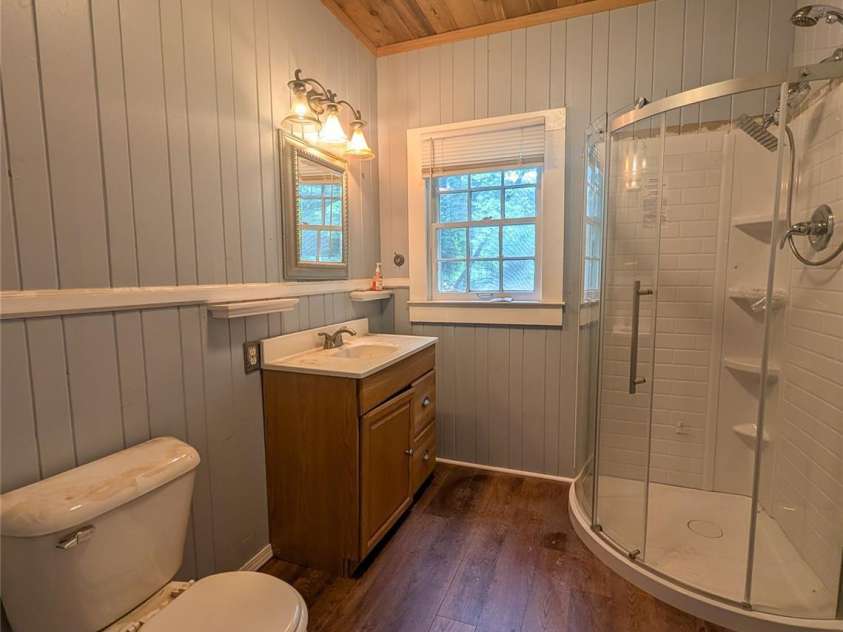 51 Woodland Hills Drive, Burnsville, NC 28714.  MLS# CAR4208375, YatesRealty ID 12290. Full Bathroom with newly redone flooring