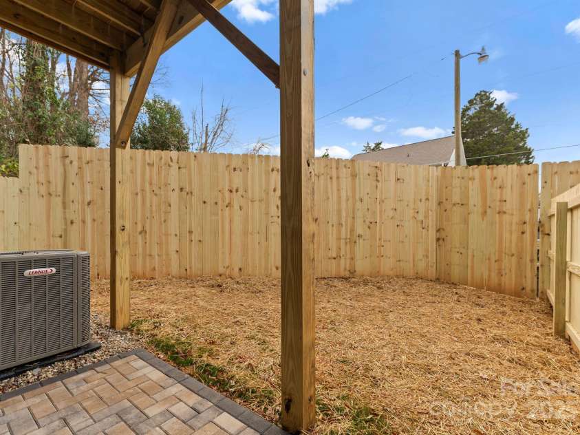 162 Mattoon Street, Charlotte, NC 28216.  MLS# CAR4196455, YatesRealty ID 12291. 