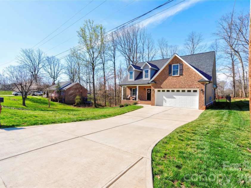 1309 Oak Canopy Road, Lincolnton, NC 28092.  MLS# CAR4355665, YatesRealty ID 12293. Front Right