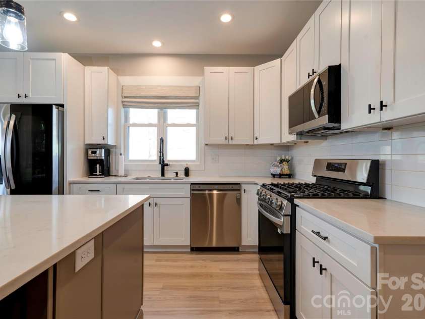 1309 Oak Canopy Road, Lincolnton, NC 28092.  MLS# CAR4355665, YatesRealty ID 12293. Kitchen