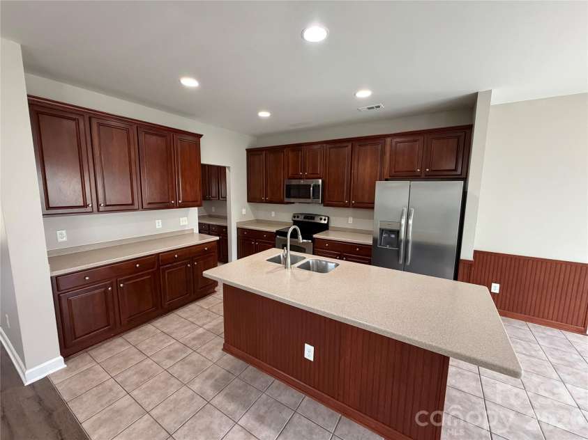 3215 Shadowy Retreat Drive, Matthews, NC 28104.  MLS# CAR4364516, YatesRealty ID 12296. 