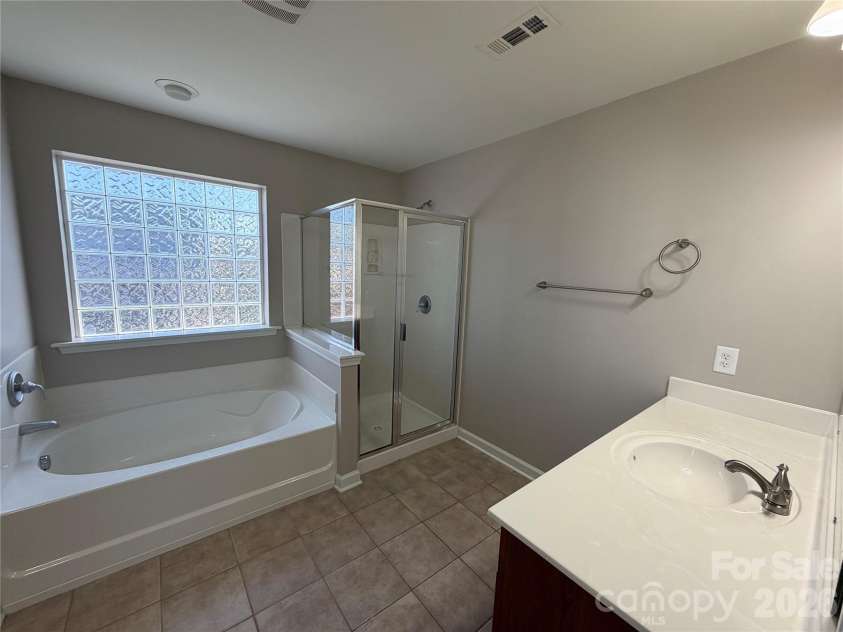 3215 Shadowy Retreat Drive, Matthews, NC 28104.  MLS# CAR4364516, YatesRealty ID 12296. 