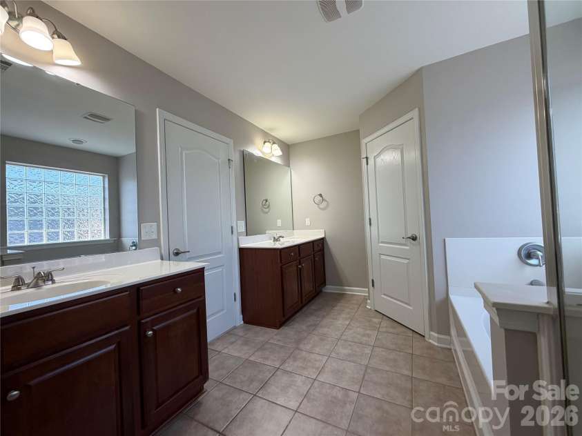 3215 Shadowy Retreat Drive, Matthews, NC 28104.  MLS# CAR4364516, YatesRealty ID 12296. 