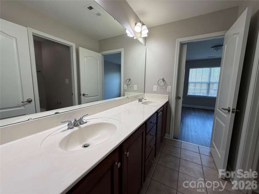 3215 Shadowy Retreat Drive, Matthews, NC 28104.  MLS# CAR4364516, YatesRealty ID 12296. 