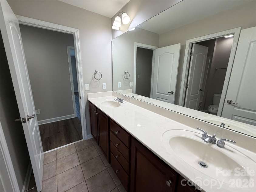 3215 Shadowy Retreat Drive, Matthews, NC 28104.  MLS# CAR4364516, YatesRealty ID 12296. 