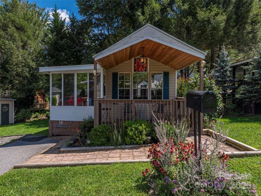 10 Valentine Drive, Maggie Valley, NC 28751.  MLS# CAR4297288, YatesRealty ID 1230. 