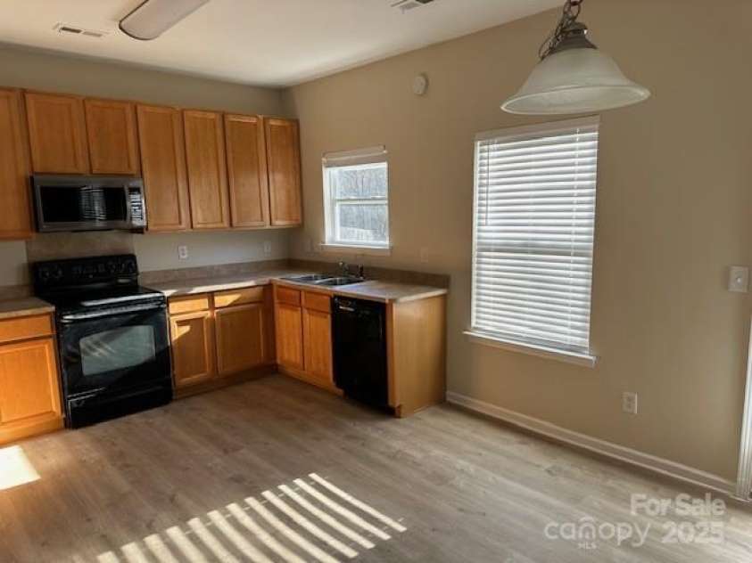 15200 Chowning Tavern Lane, Charlotte, NC 28262.  MLS# CAR4226810, YatesRealty ID 1230. Kitchen