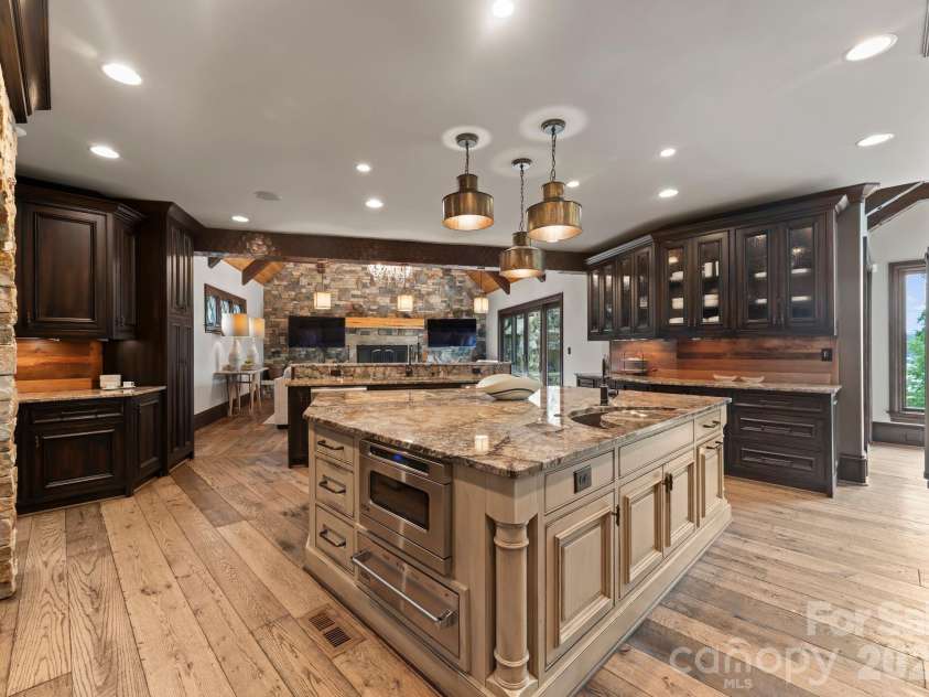 172 Tennessee Circle, Mooresville, NC 28117.  MLS# CAR4252701, YatesRealty ID 1230. Kitchen featuring Viking appliances, granite counters, and custom cabinetry throughout.