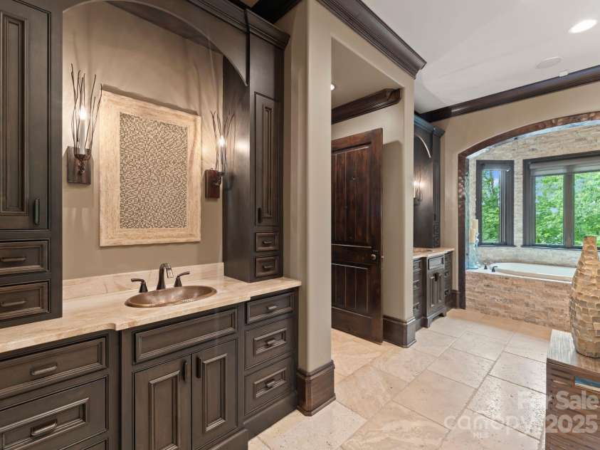 172 Tennessee Circle, Mooresville, NC 28117.  MLS# CAR4252701, YatesRealty ID 1230. Spa bath with jetted tub, steam shower, and vanities.